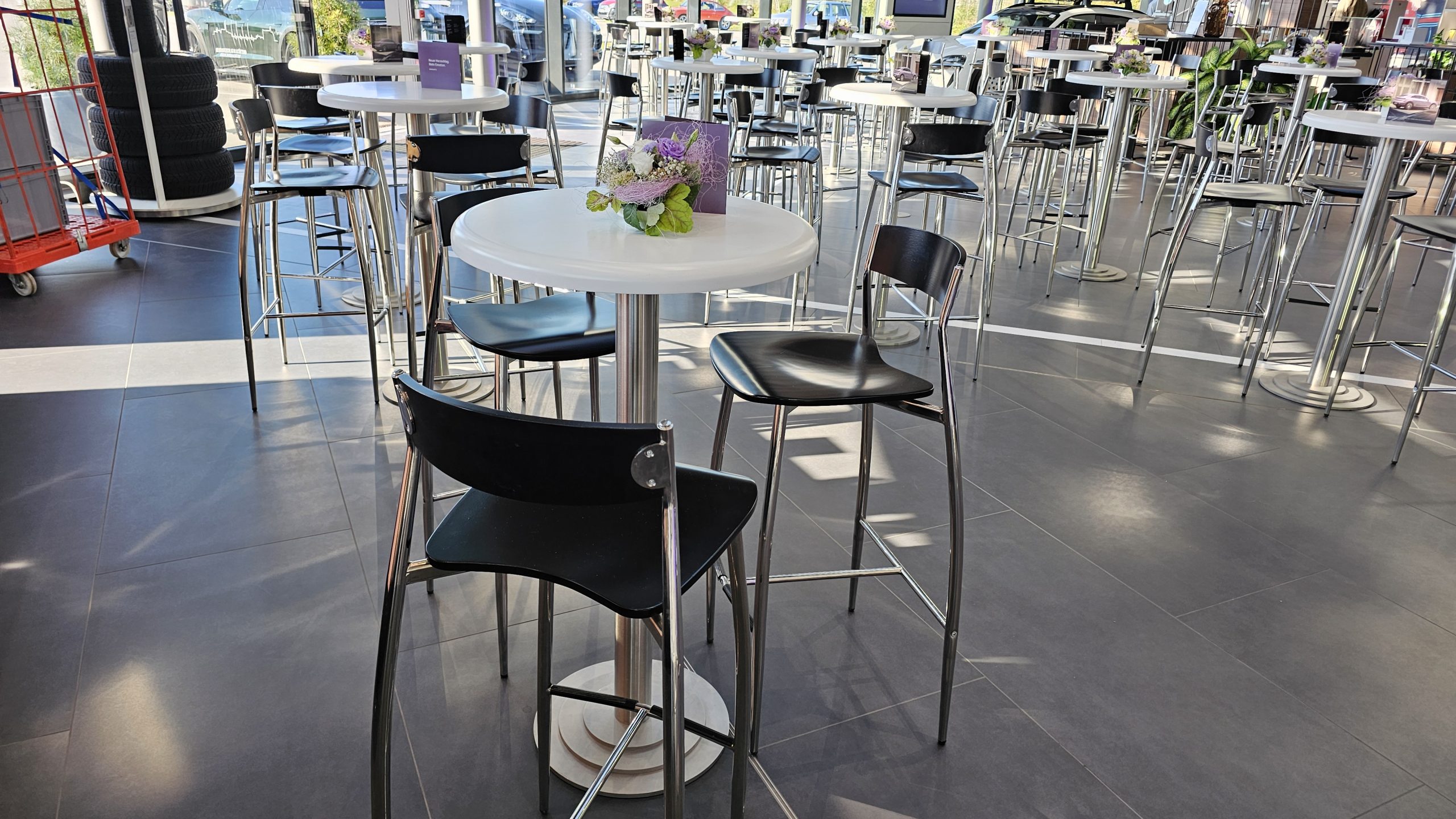 Stehtisch mit Rundsockel, Höhe: 1,10m, rund, weiß: „ADAM“ Platte 0,80m; „GALA“ Platte 0,60 cm.