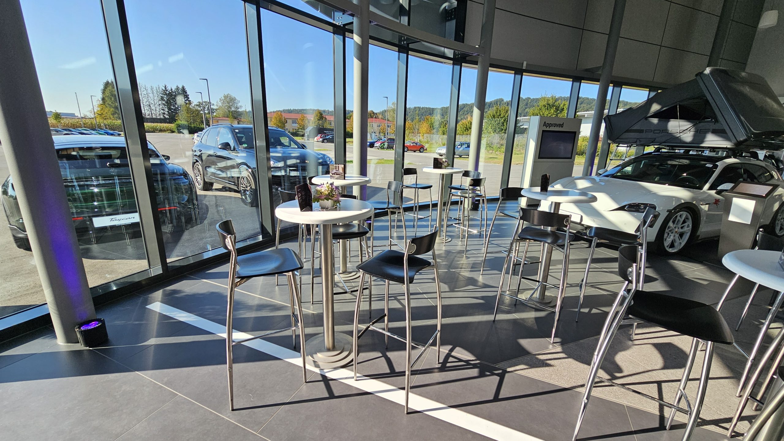 Stehtisch mit Rundsockel, Höhe: 1,10m, rund, weiß: "ADAM" Platte 0,80m; "GALA" Platte 0,60 cm. – Bild 3