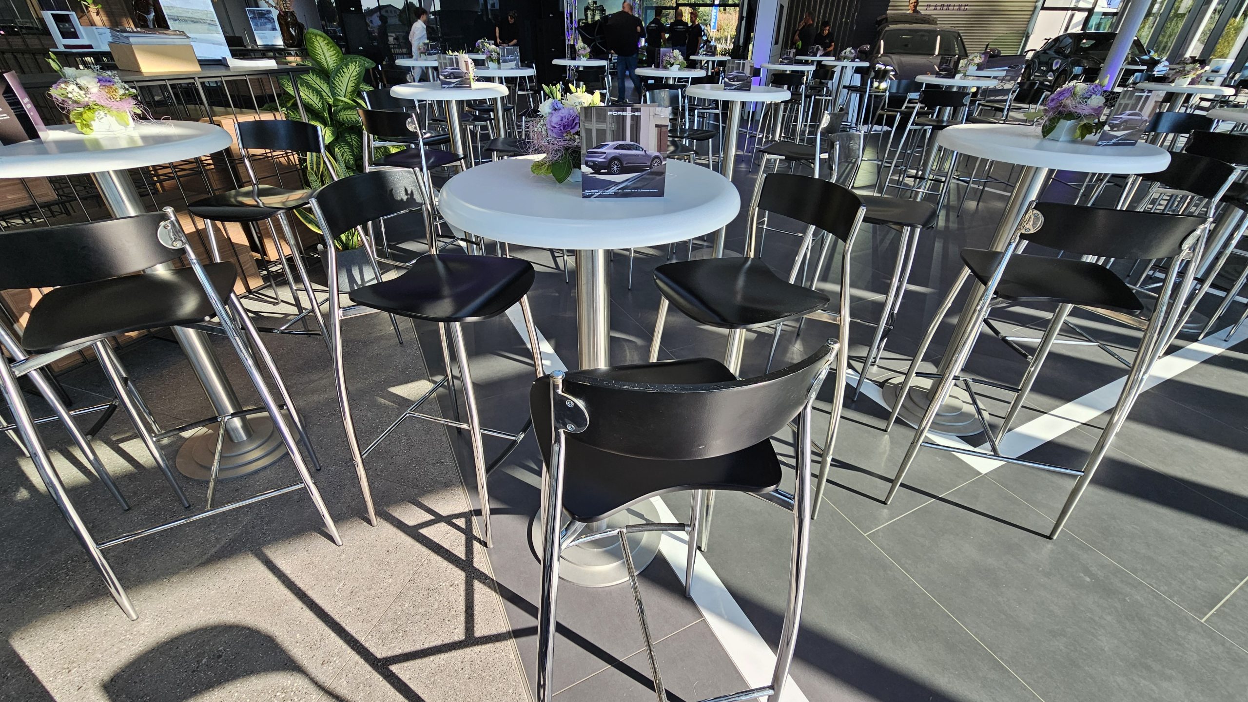 Stehtisch mit Rundsockel, Höhe: 1,10m, rund, weiß: "ADAM" Platte 0,80m; "GALA" Platte 0,60 cm. – Bild 4