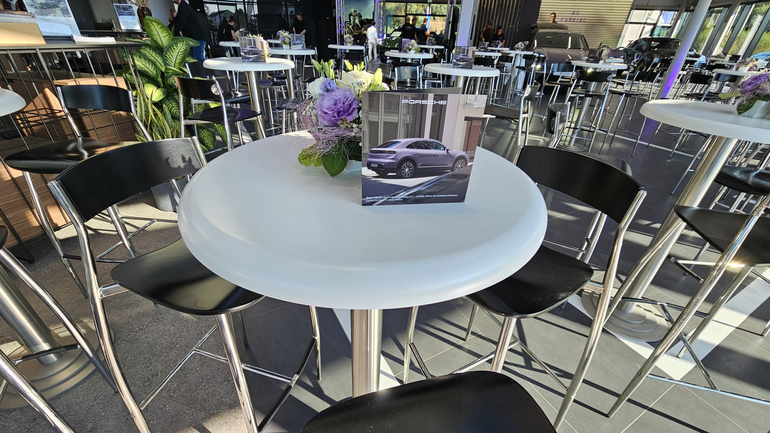 Stehtisch mit Rundsockel, Höhe: 1,10m, rund, weiß: "ADAM" Platte 0,80m; "GALA" Platte 0,60 cm. – Bild 5