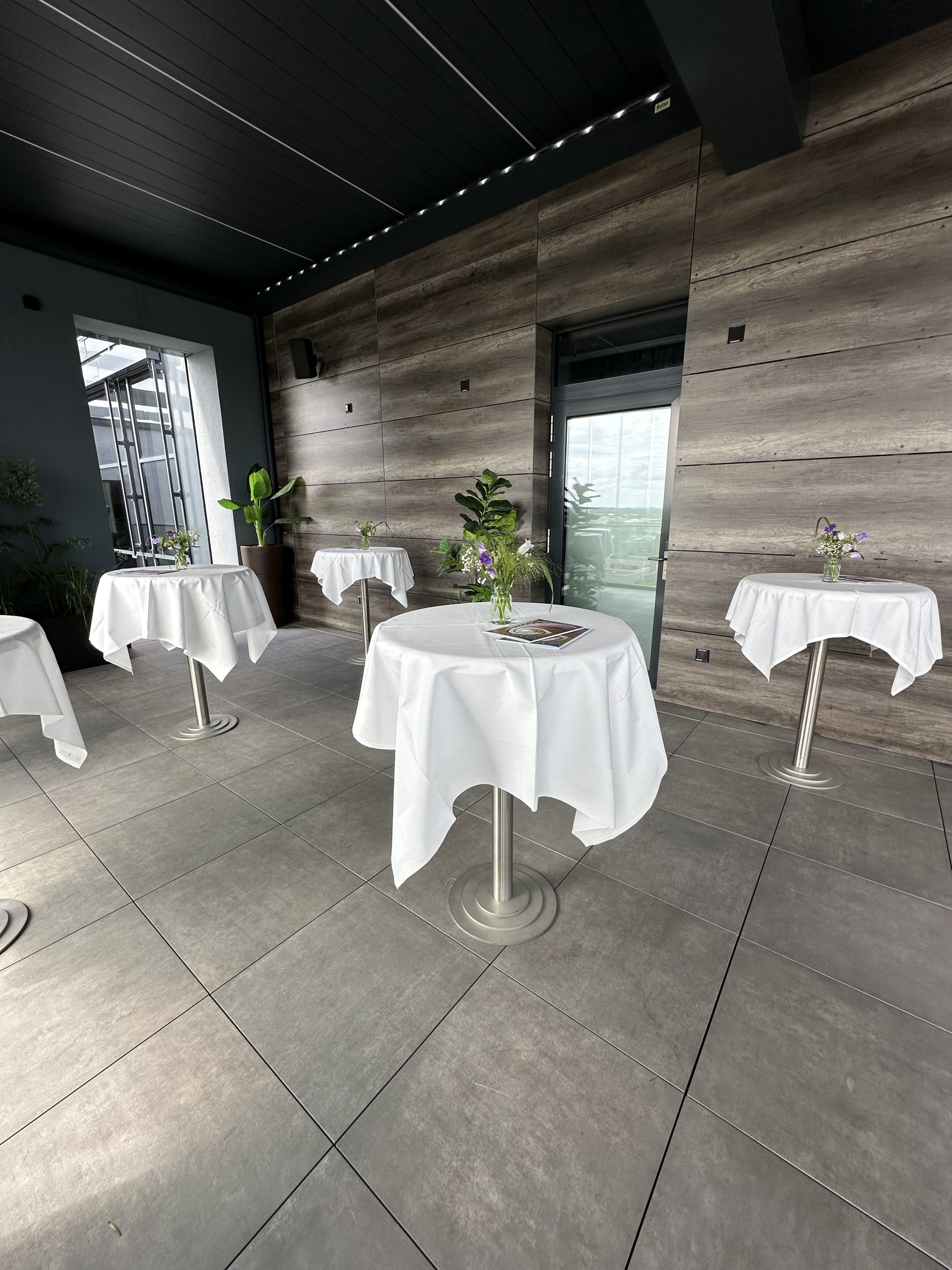 Stehtisch mit Rundsockel, Höhe: 1,10m, rund, weiß: "ADAM" Platte 0,80m; "GALA" Platte 0,60 cm. – Bild 13