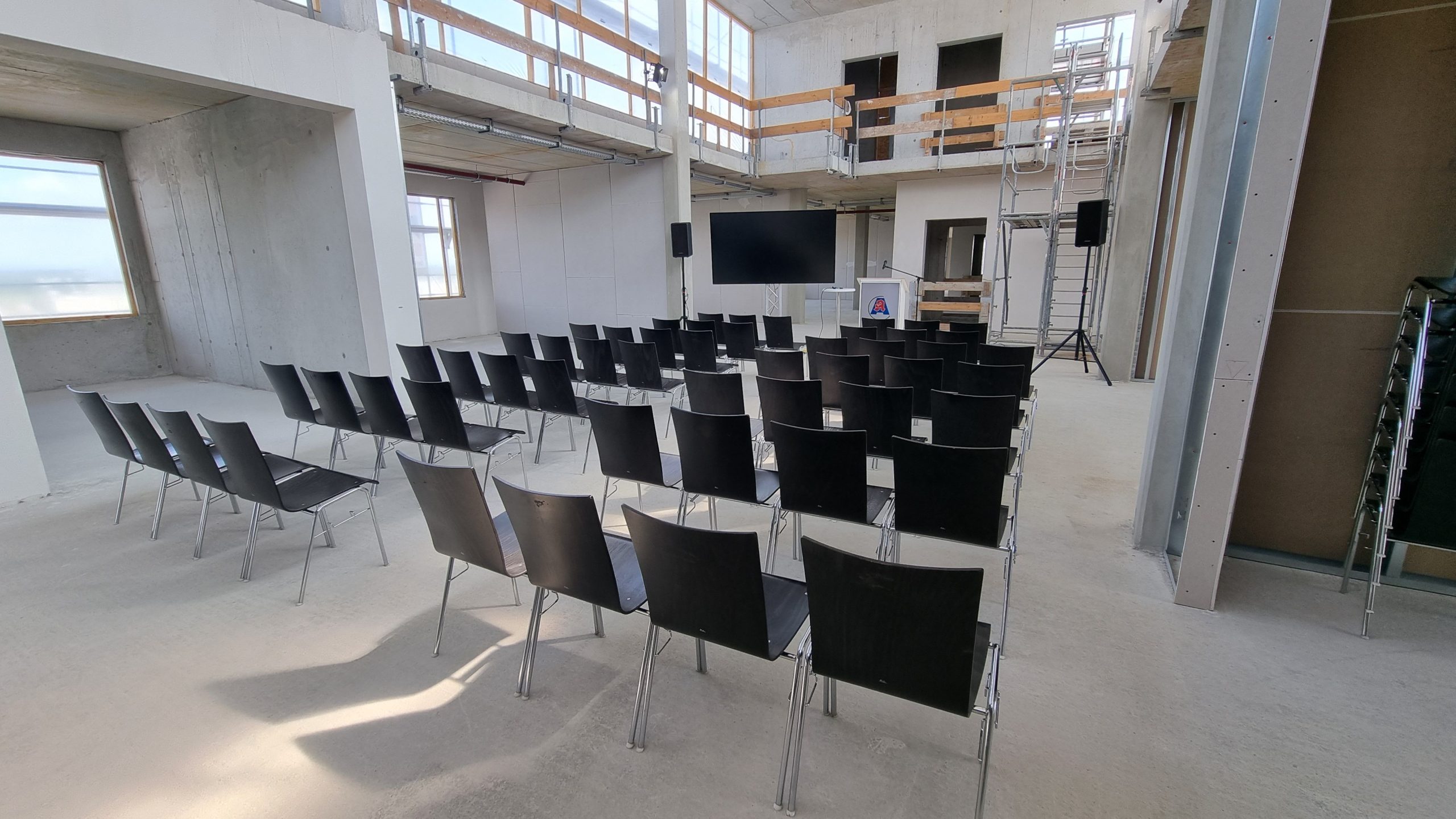 Schalenstuhl „KARL“, Holz/Chrom, Reihenverbinder, schwarz