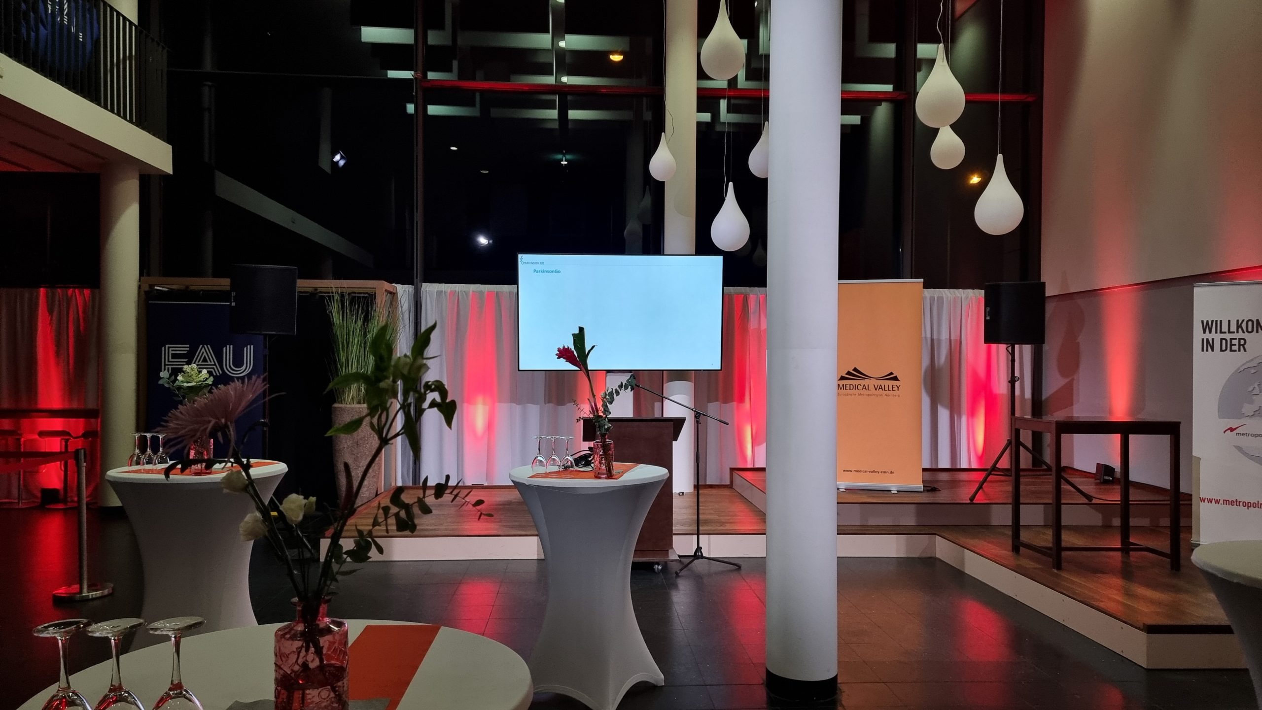 Rednerpult Mahagoni, dunkelbraun, mit Rollen – Bild 5