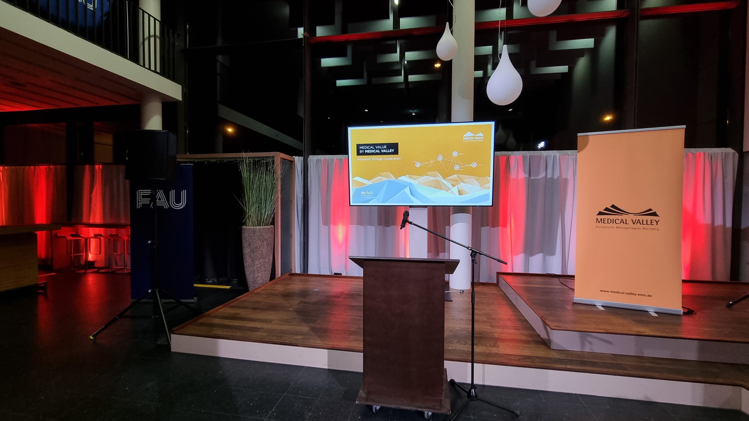 Rednerpult Mahagoni, dunkelbraun, mit Rollen – Bild 6