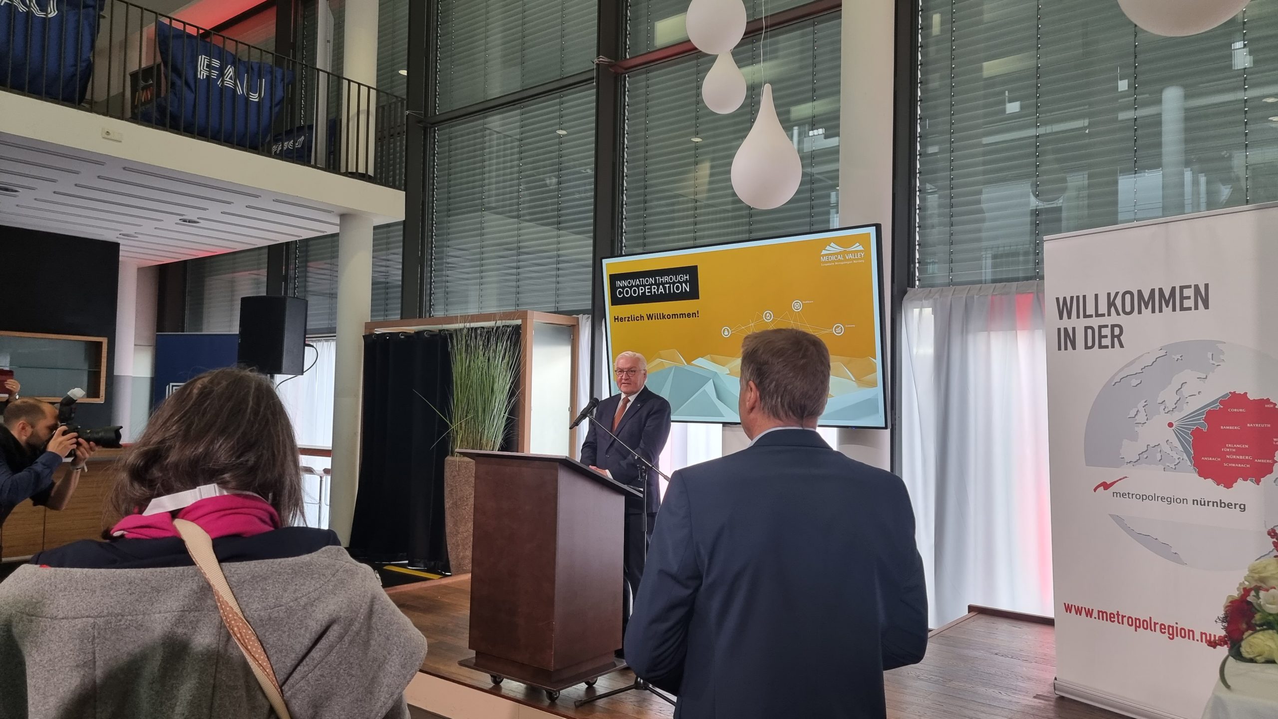 Rednerpult Mahagoni, dunkelbraun, mit Rollen – Bild 4