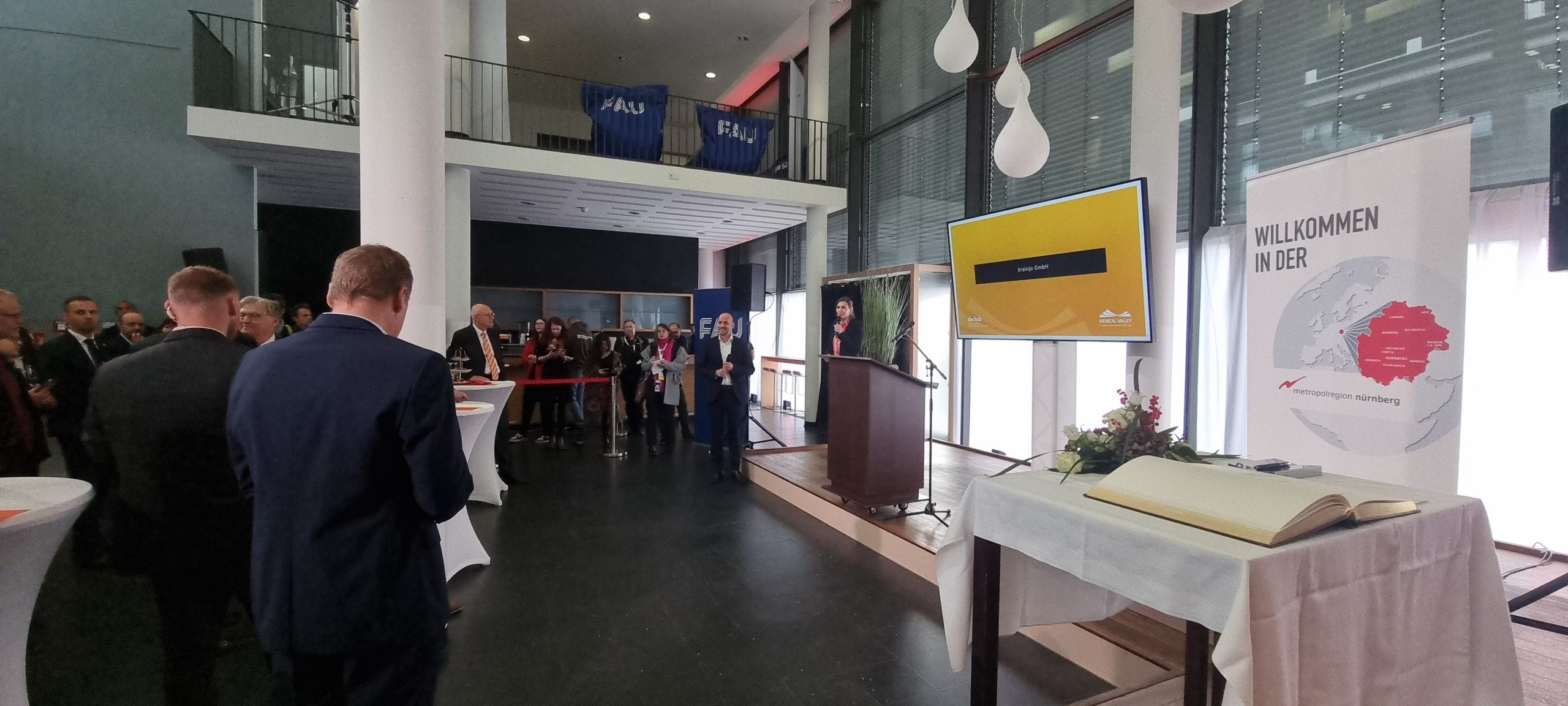 Rednerpult Mahagoni, dunkelbraun, mit Rollen