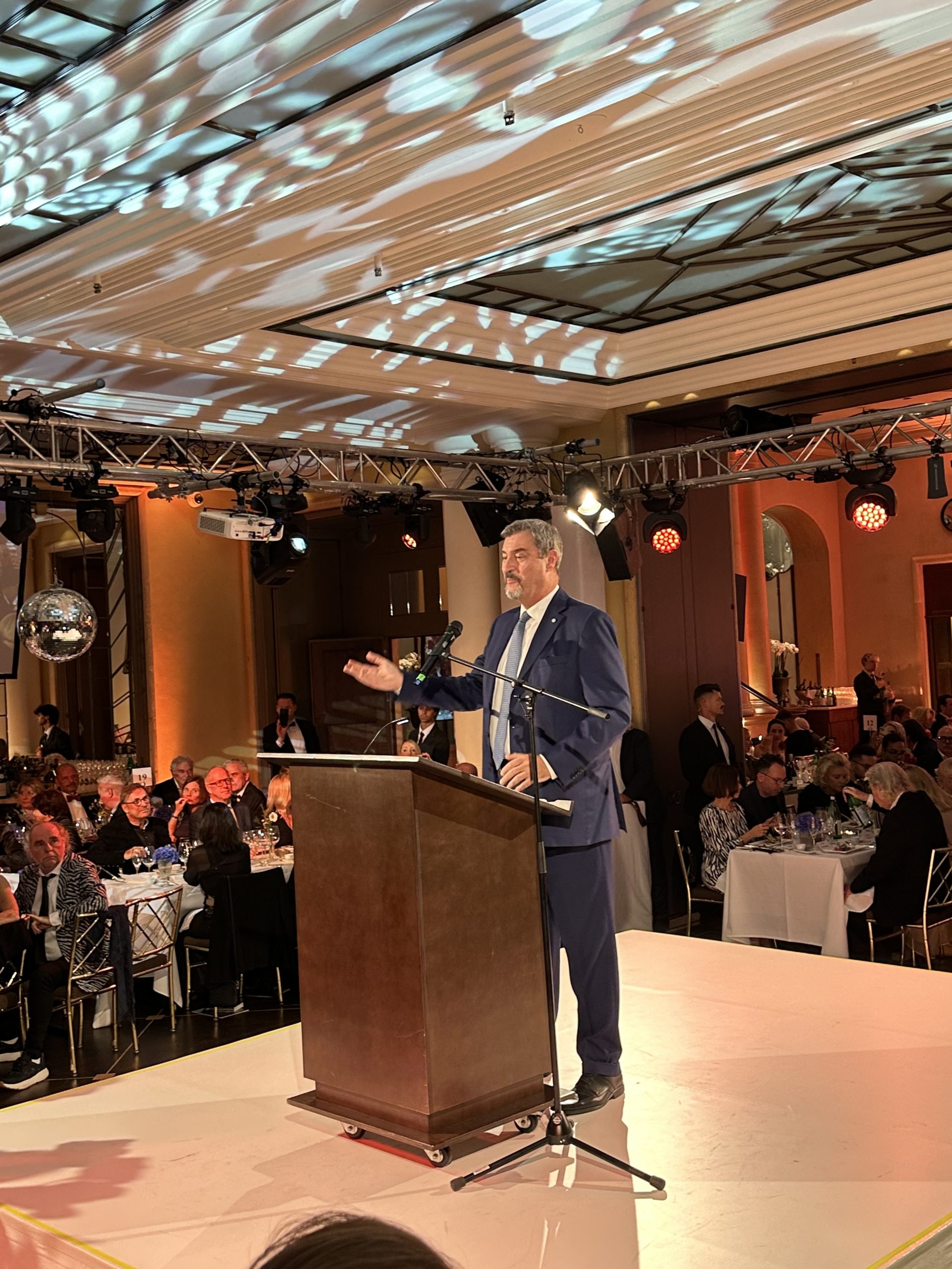 Rednerpult Mahagoni, dunkelbraun, mit Rollen – Bild 8