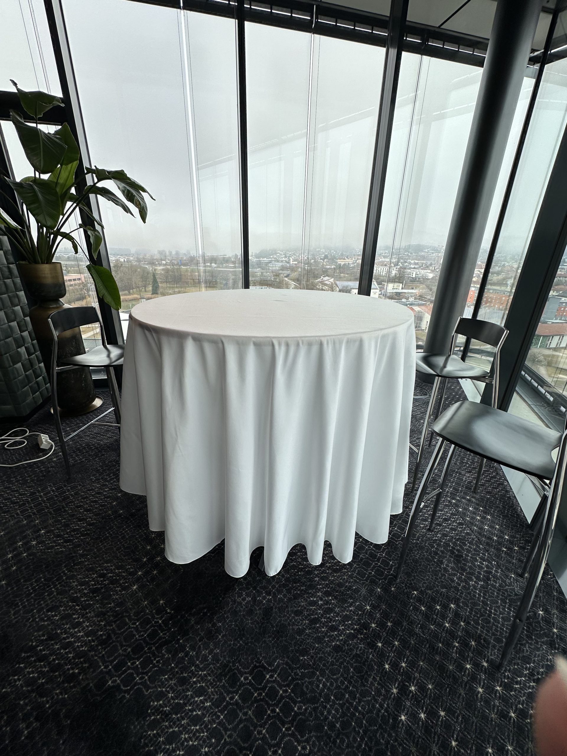 Stehtisch "FINN", Klappfuß, Höhe: 1,10m, Platte: 1,20m, rund, Fichte – Bild 8